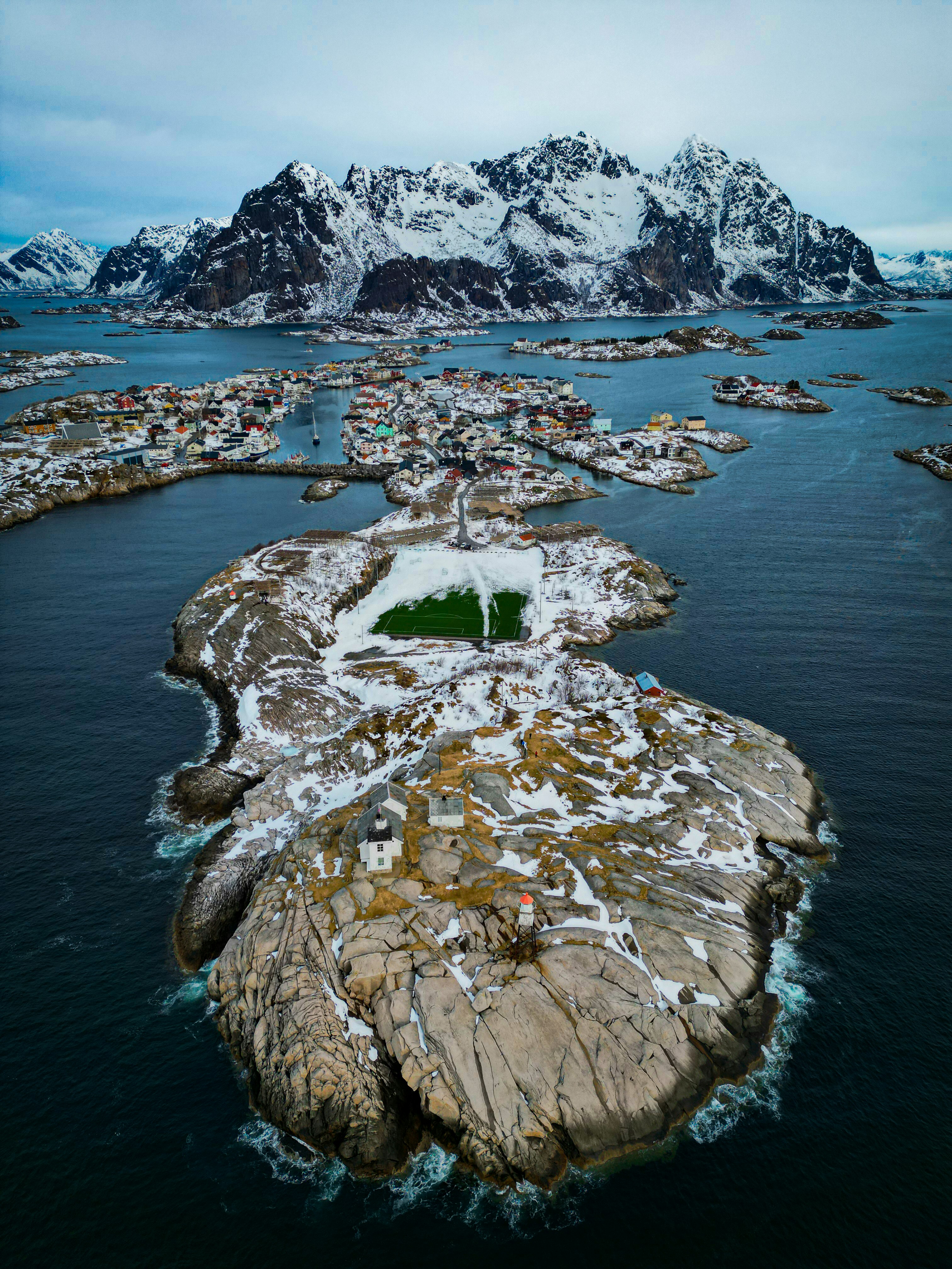 An aerial view of a small island in the middle of a body of water photo ...