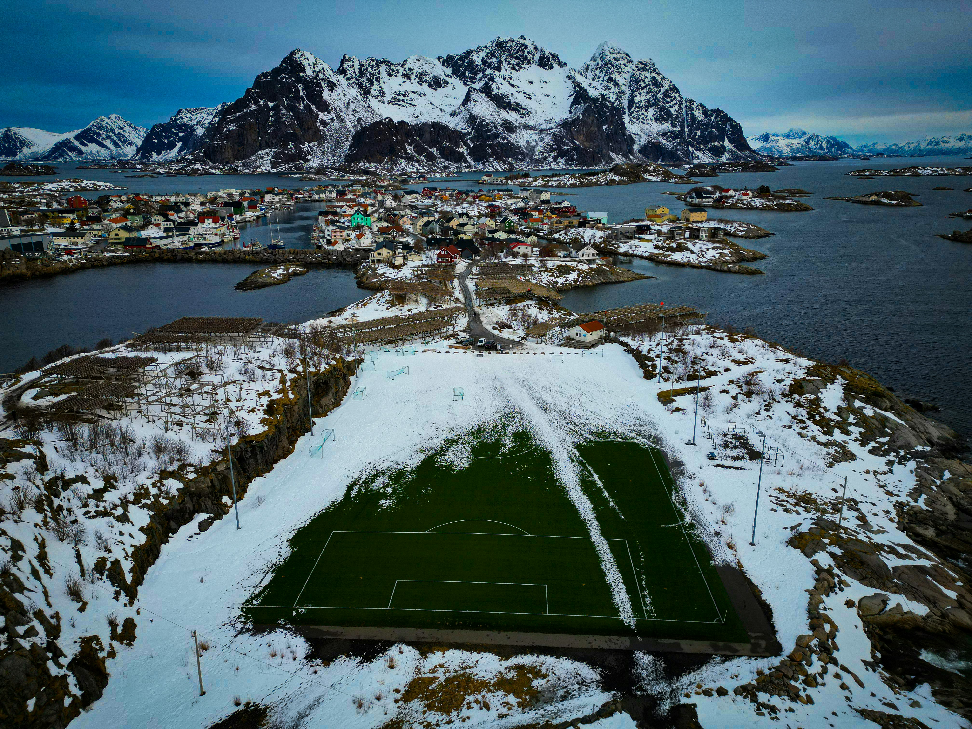Partido de fútbol en un estadio con clima frío y tribunas llenas