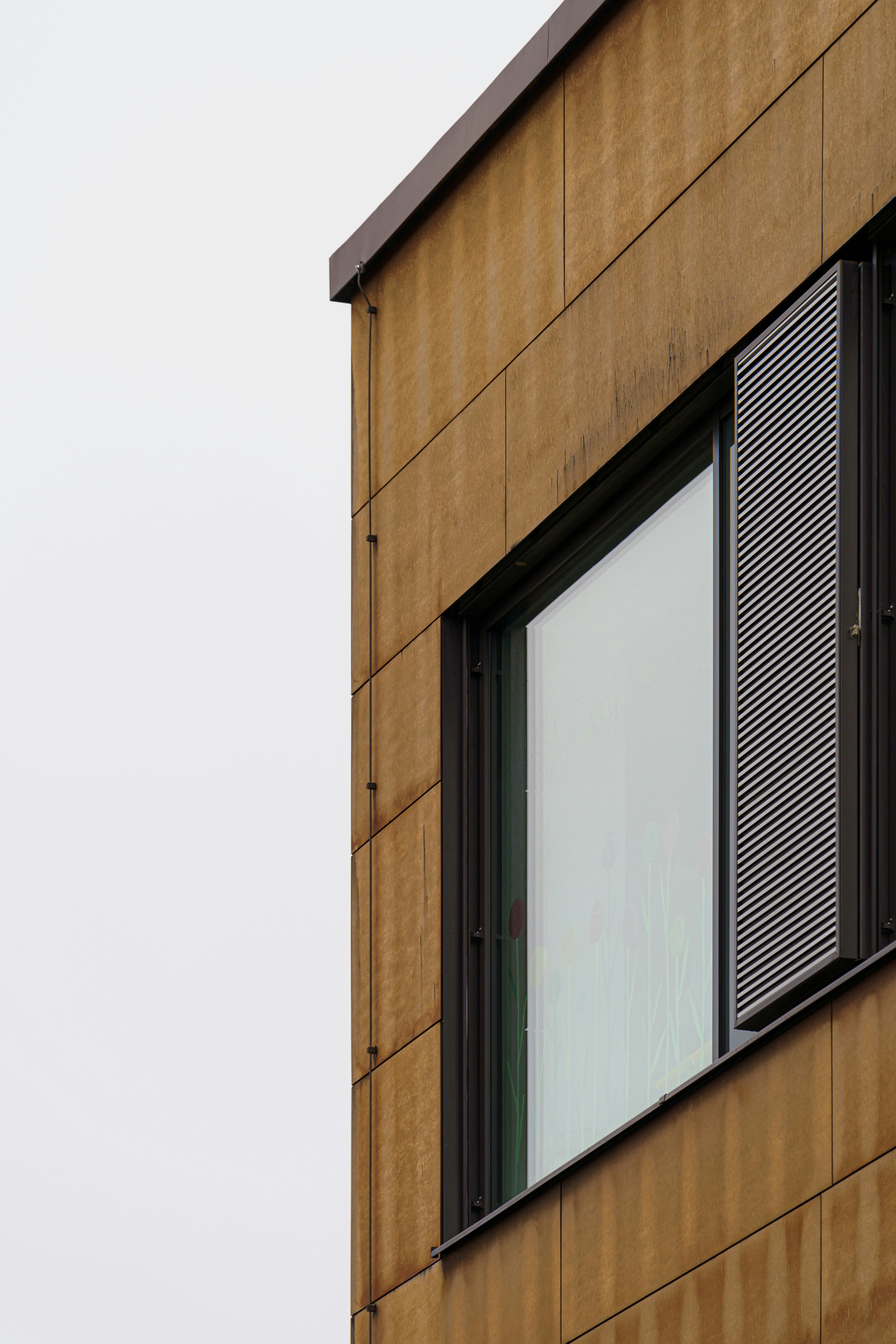 un edificio con una finestra e un uccello nella finestra