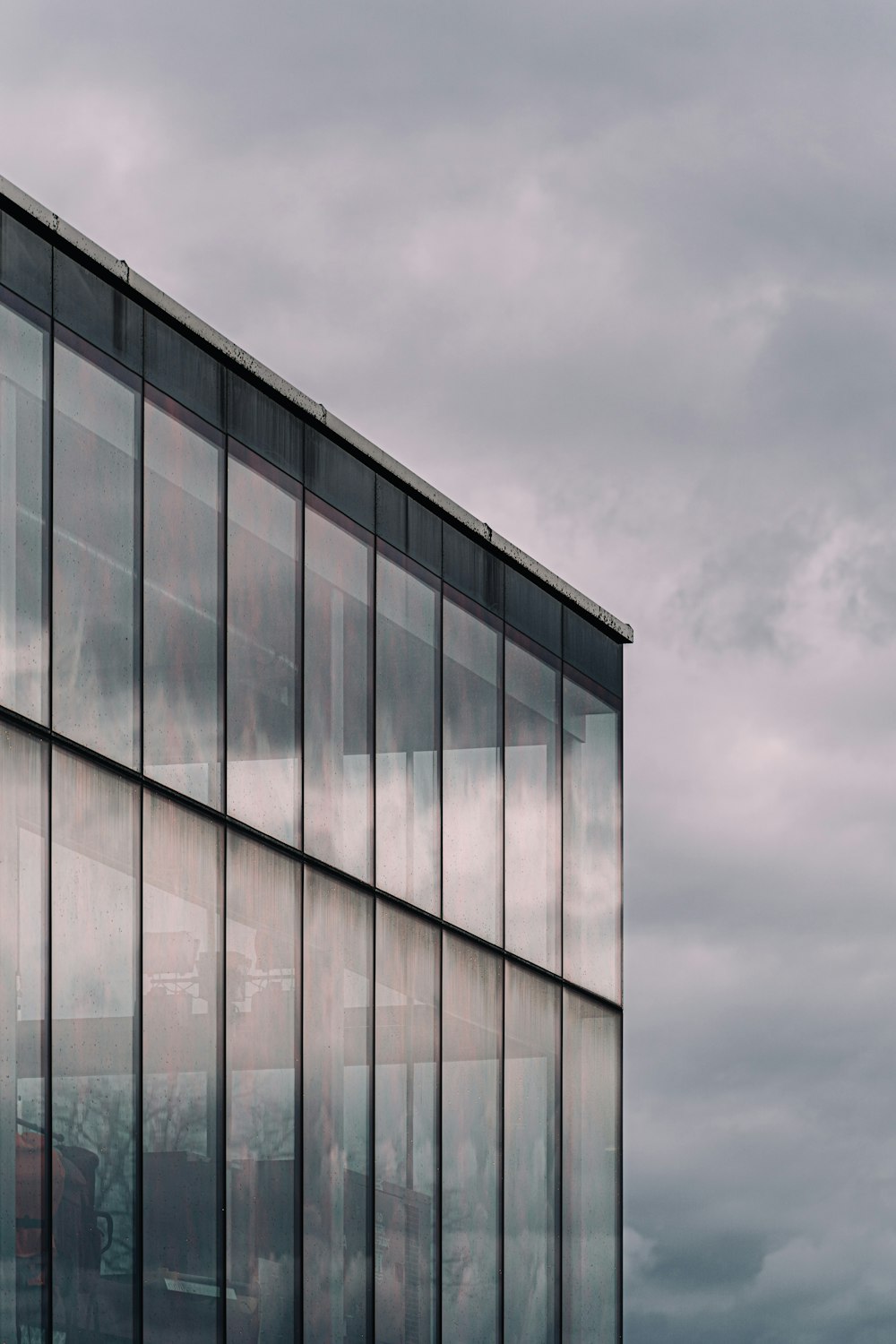 Un grand bâtiment avec beaucoup de fenêtres au-dessus