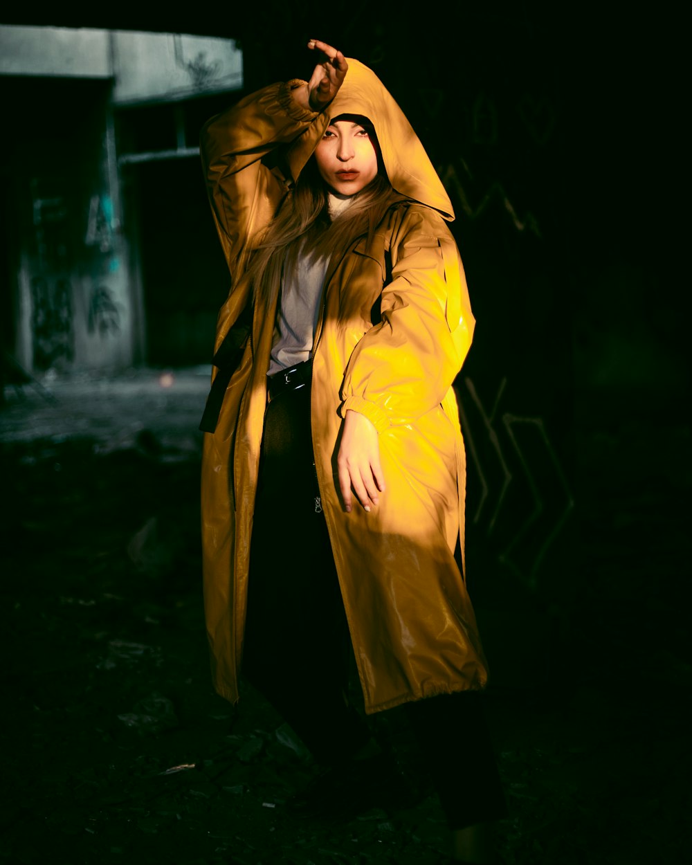 Una mujer con un impermeable amarillo posando para una foto – Imagen Saco gratis en Unsplash