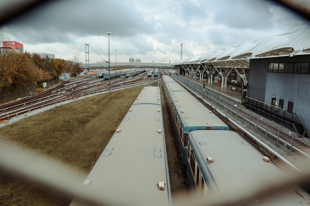 uma vista de um pátio de trem através de uma cerca