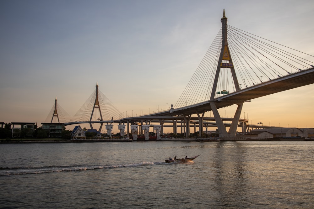 eine große Brücke, die sich über ein Gewässer spannt