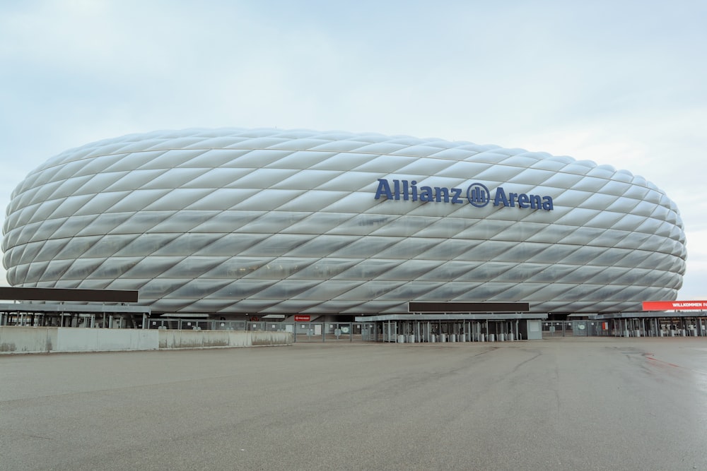 ein großes Fußballstadion mit einem großen weißen Gebäude