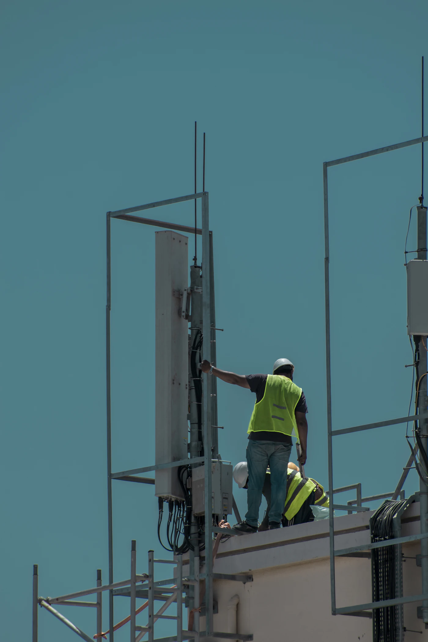 Technicien intervenant en hauteur sur un pylône télécom