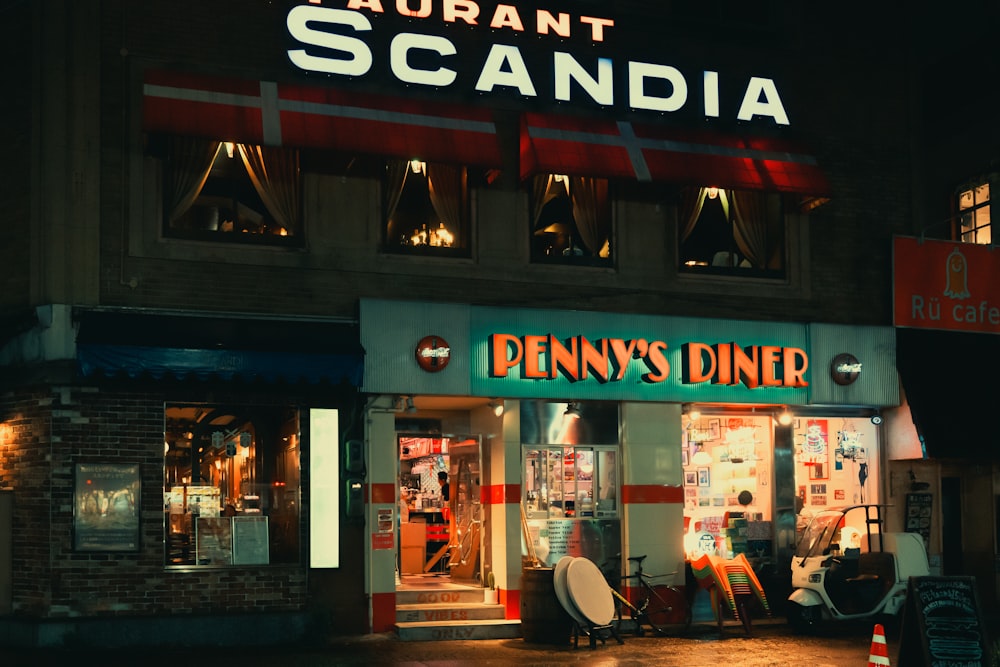 Ein Restaurant namens Penny's Diner ist nachts beleuchtet