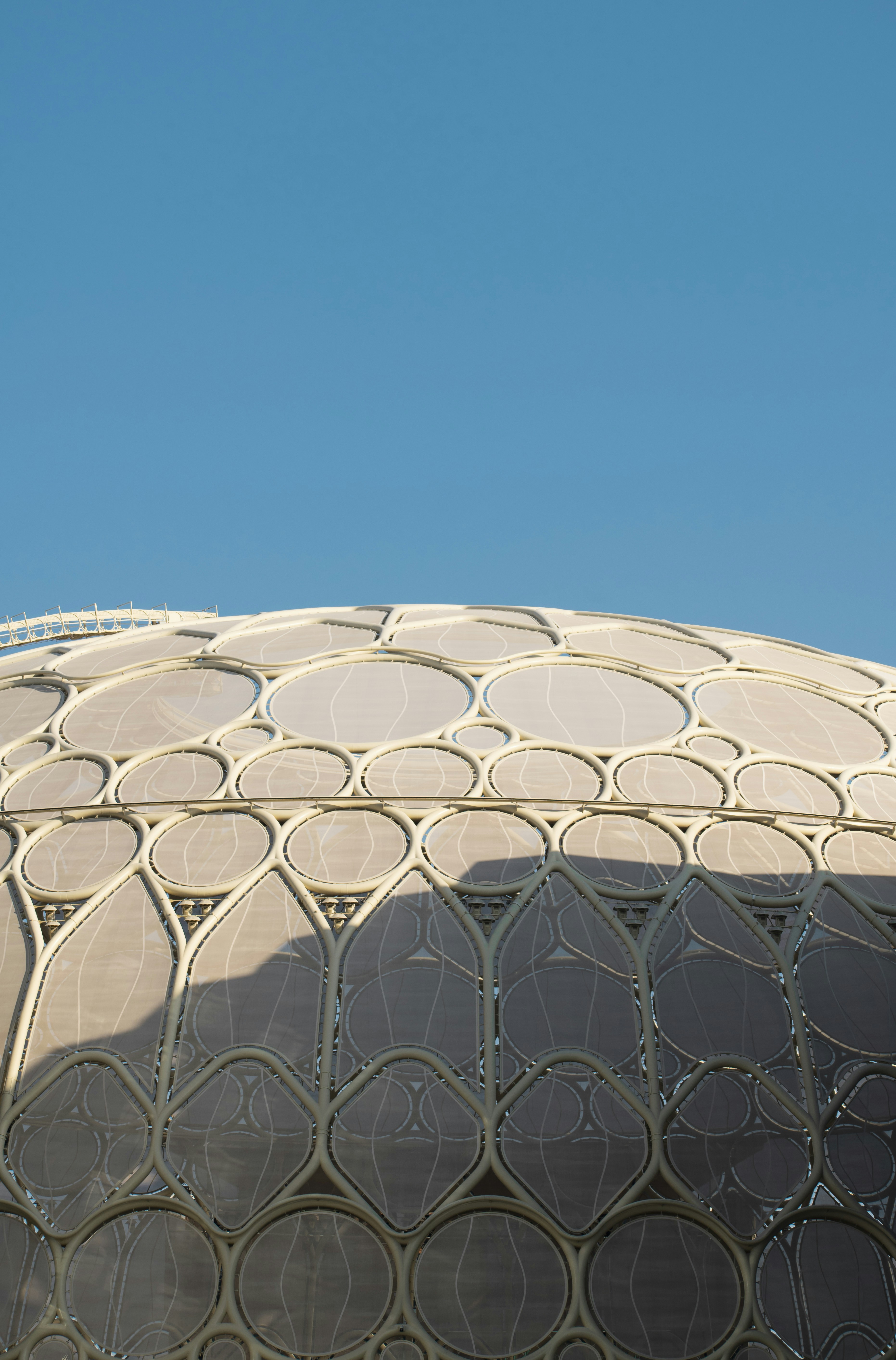 Ein Vogel sitzt auf dem Dach eines Gebäudes