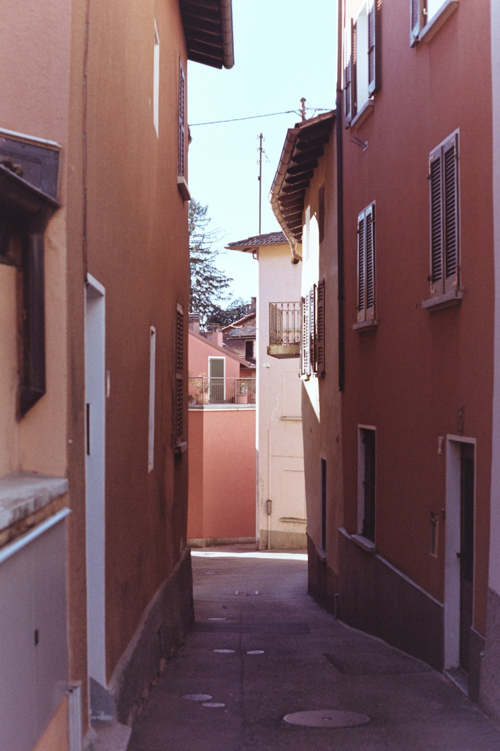 a narrow alley way between two buildings