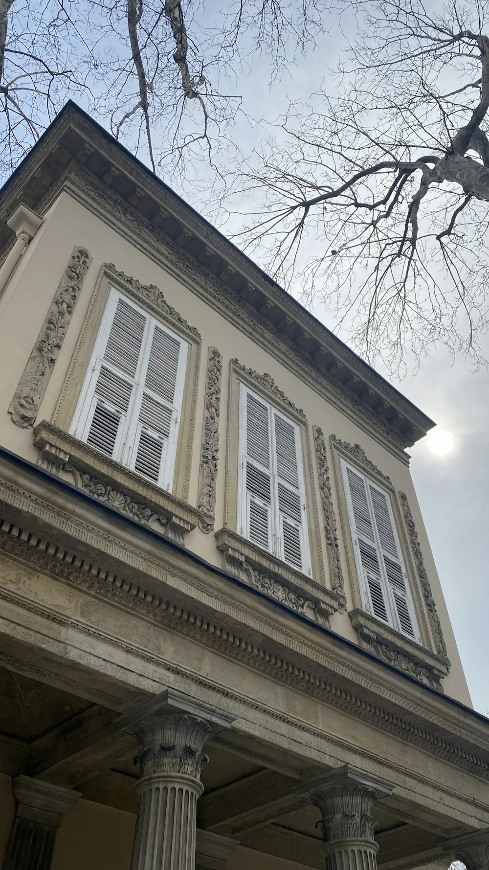 Un vieux bâtiment avec des colonnes et des fenêtres