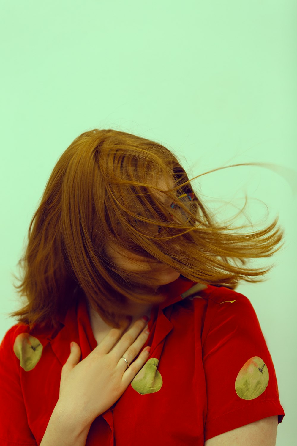 Una donna con i capelli che soffiano al vento