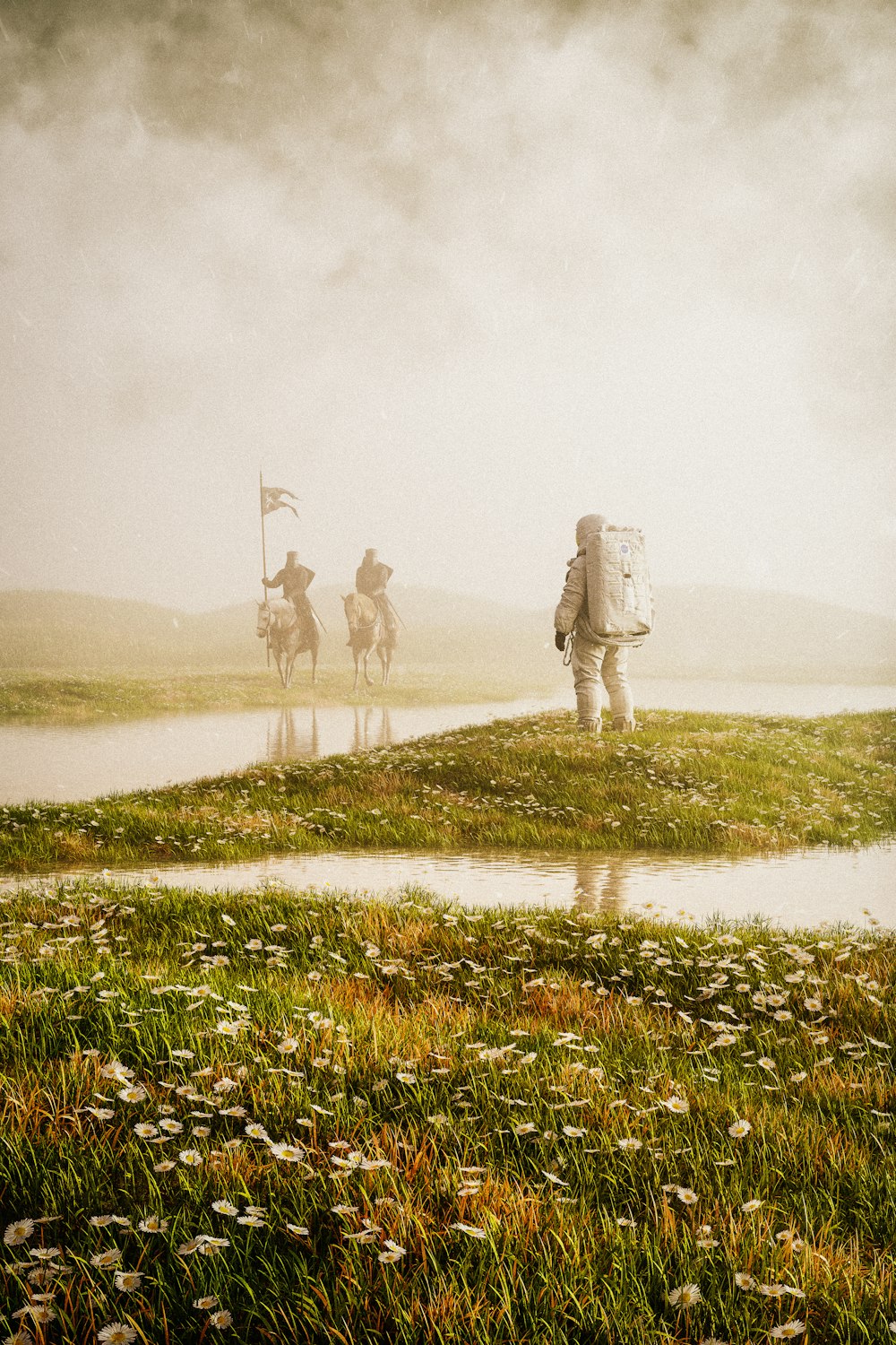 um grupo de pessoas andando a cavalo em um dia de nevoeiro