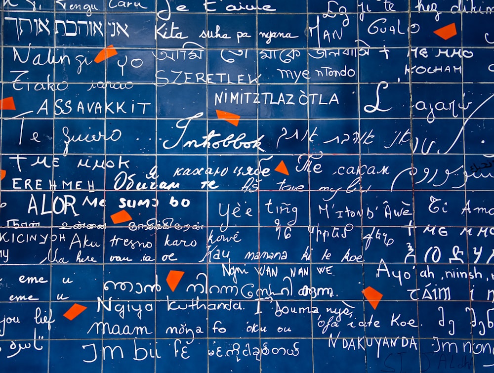 Un tas d’écriture sur un mur bleu