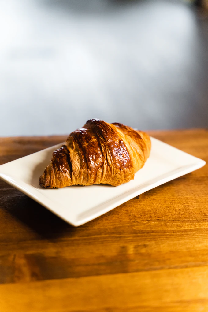 Croissant mit glänzender Toffee-Karamell-Glasur