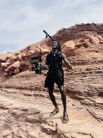 Sergio Klein filming an episode of Geologando with outdoor rocky landscape in background