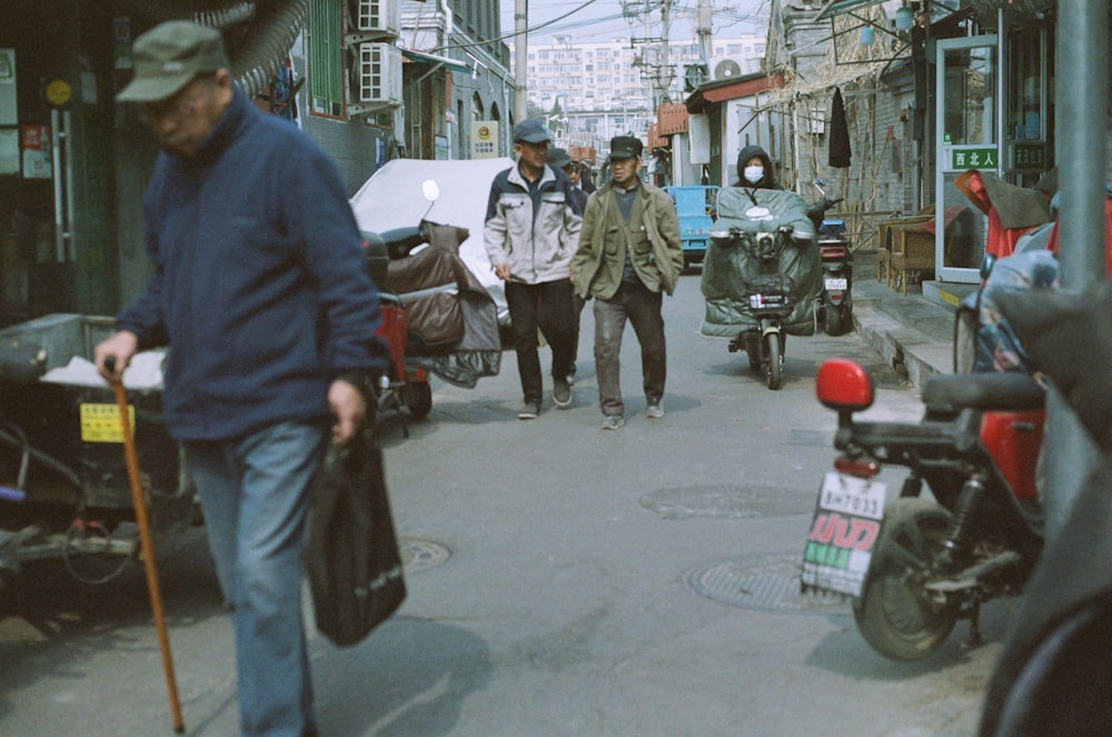 Un grupo de personas caminando por una calle