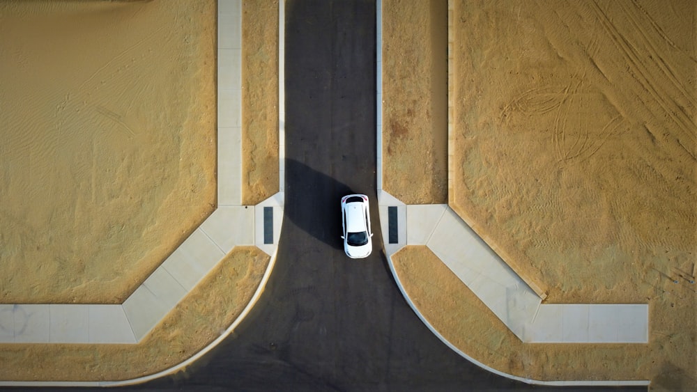 Una vista aerea di un'auto che guida lungo una strada