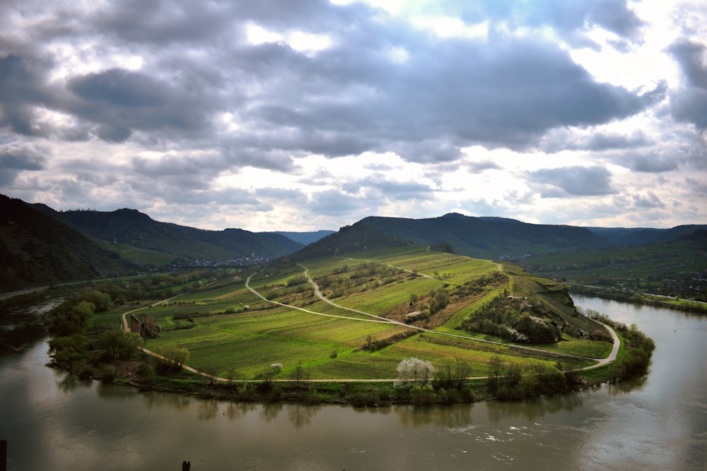 Ein Fluss, der durch eine üppige grüne Landschaft fließt