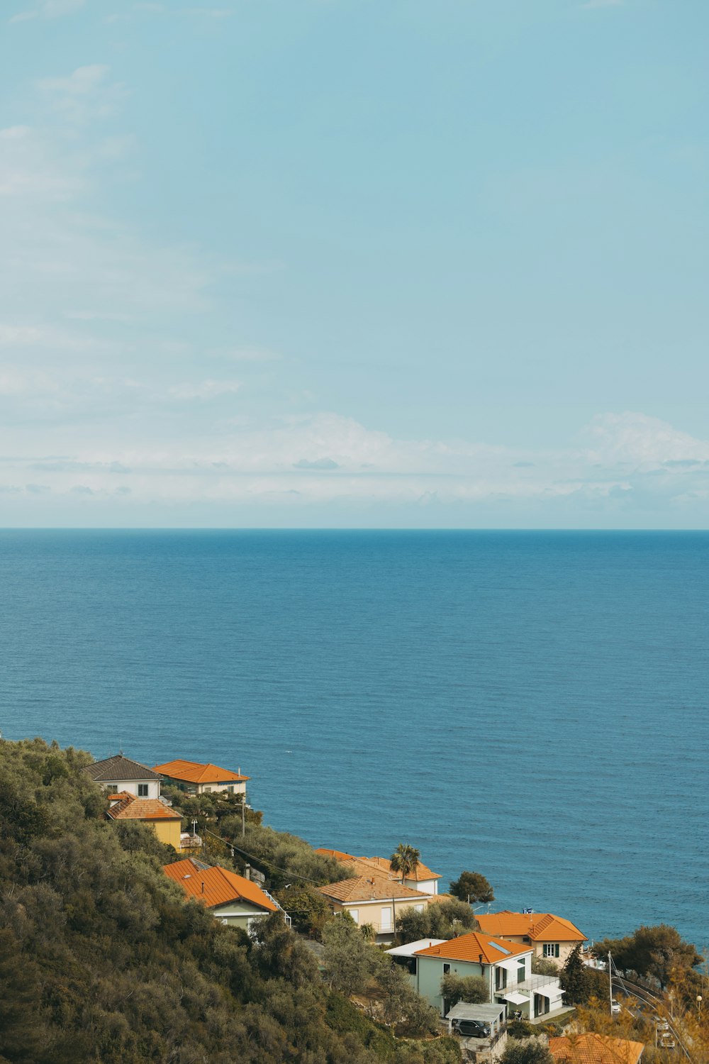 Una vista del océano desde la cima de una colina