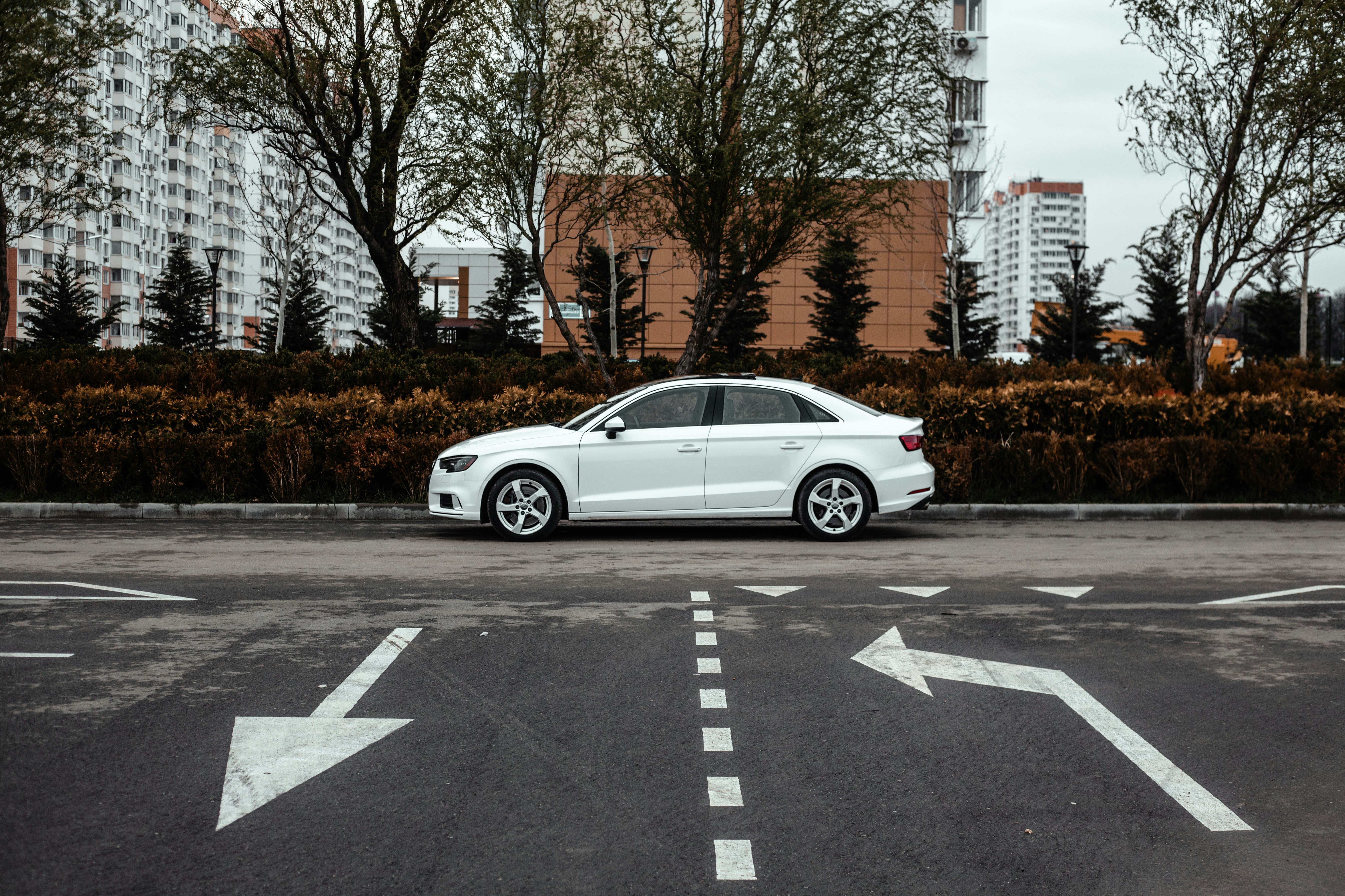 Voiture garée en ville
