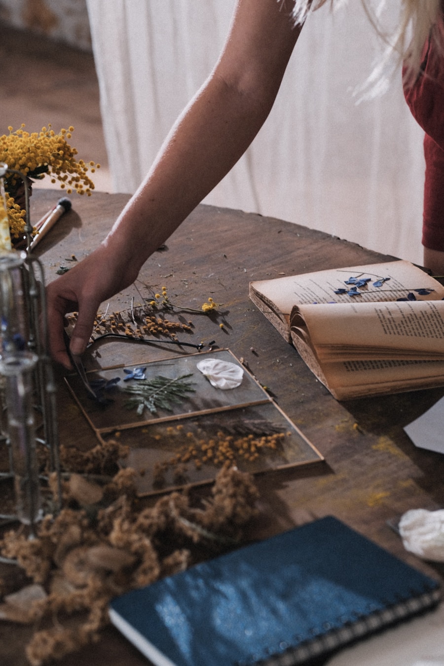 Fleuriste composant un bouquet sur un plan de travail