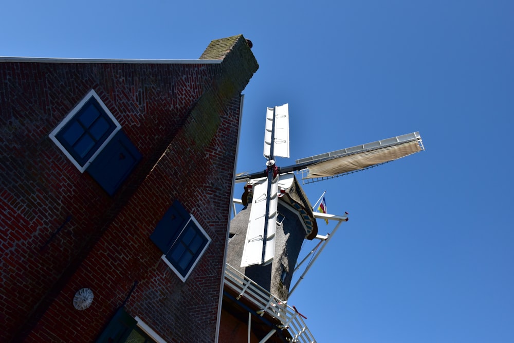 Eine Windmühle und ein Gebäude mit blauem Himmel im Hintergrund