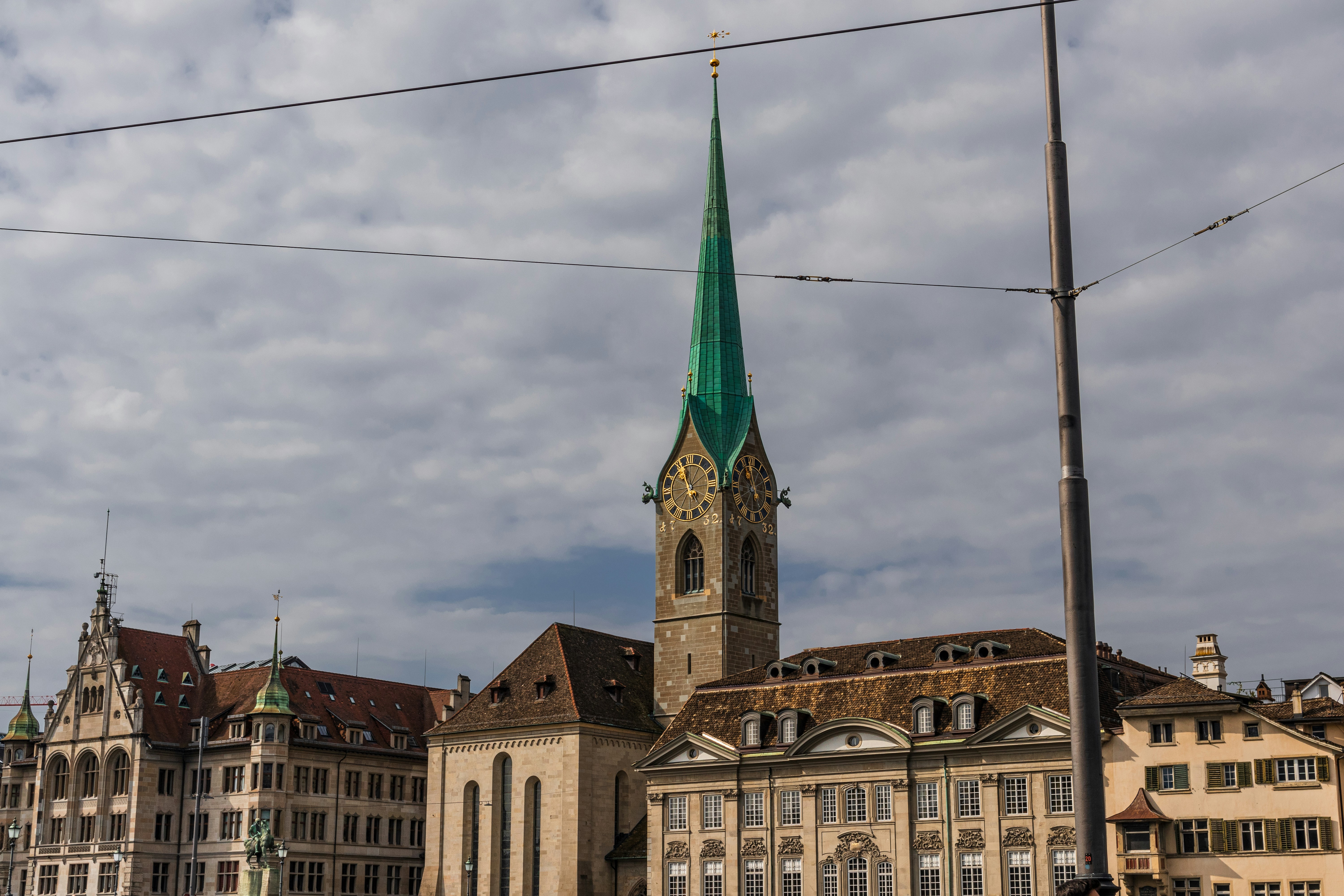 Dedunexa Team ordnet Unterlagen für Steuerabzüge in Zug