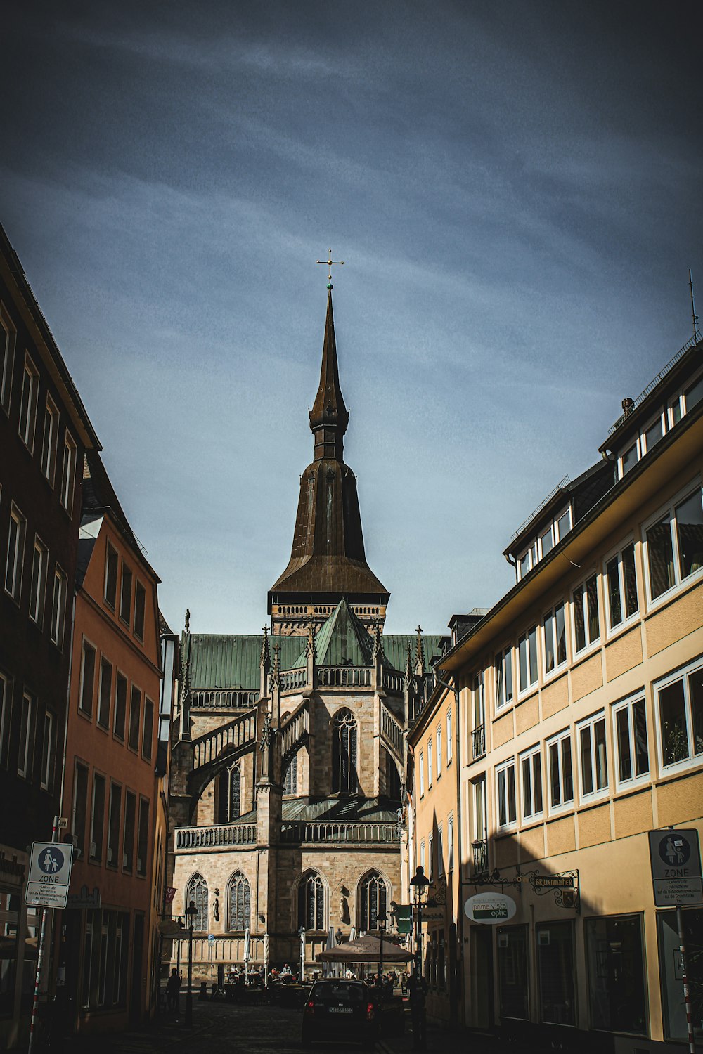 Ein Kirchturm, der über einer Stadtstraße thront