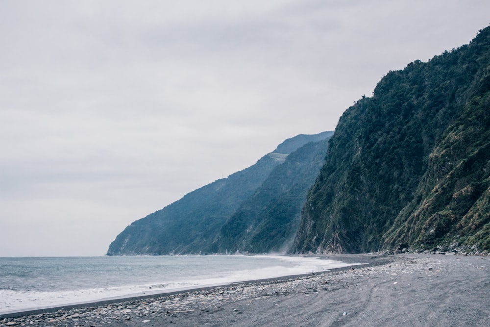 Una playa con una montaña al fondo