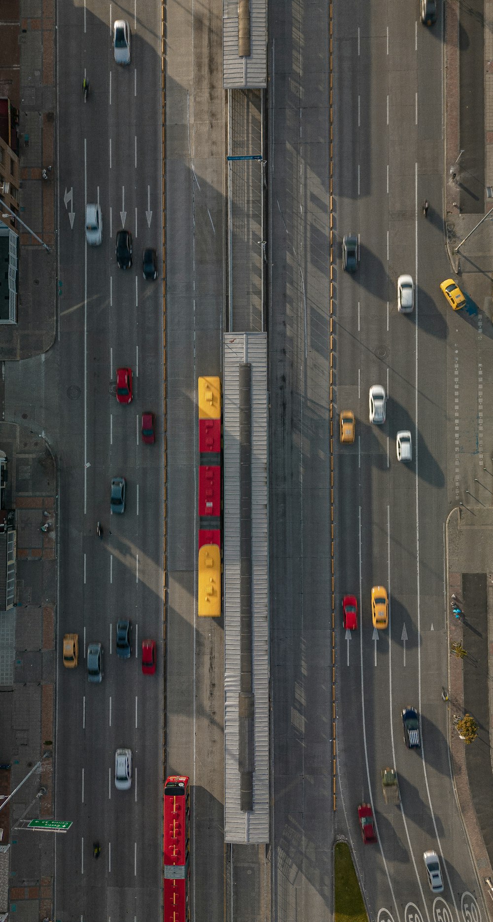 Una vista aérea de una calle de la ciudad con tráfico