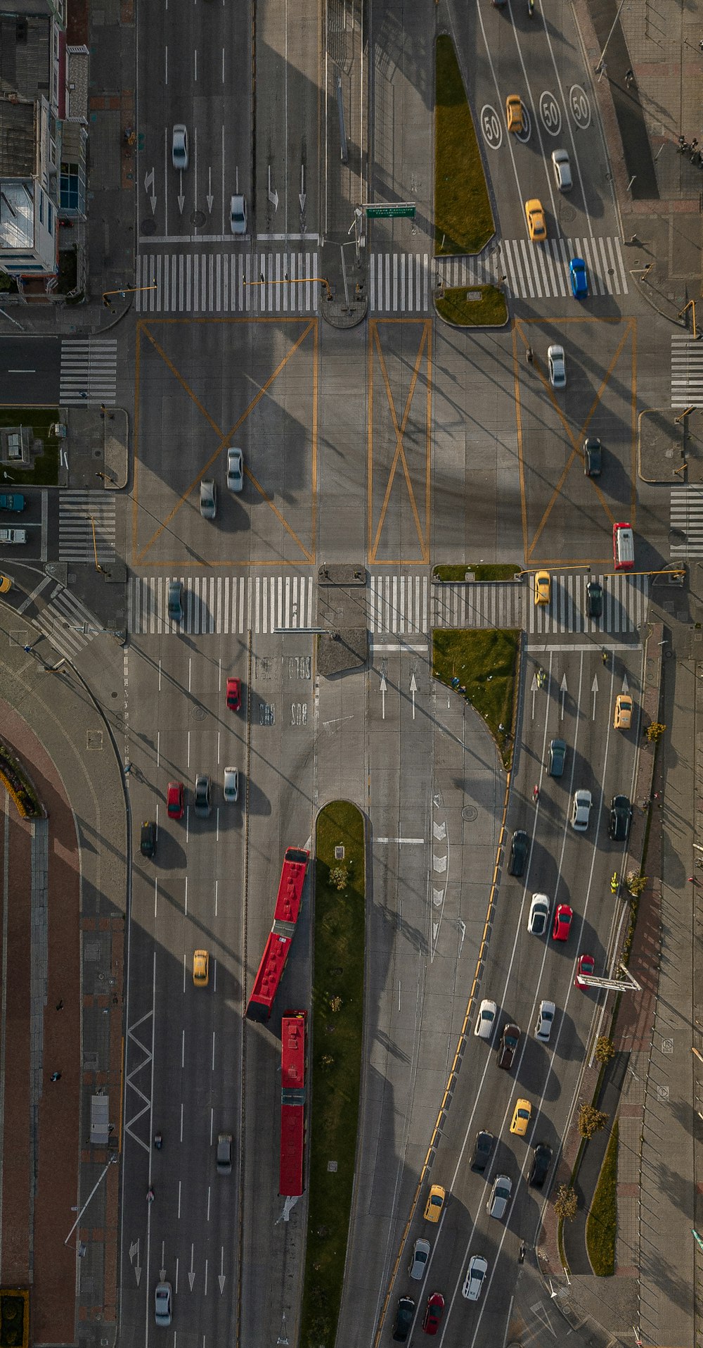 uma vista aérea de um cruzamento com carros e caminhões