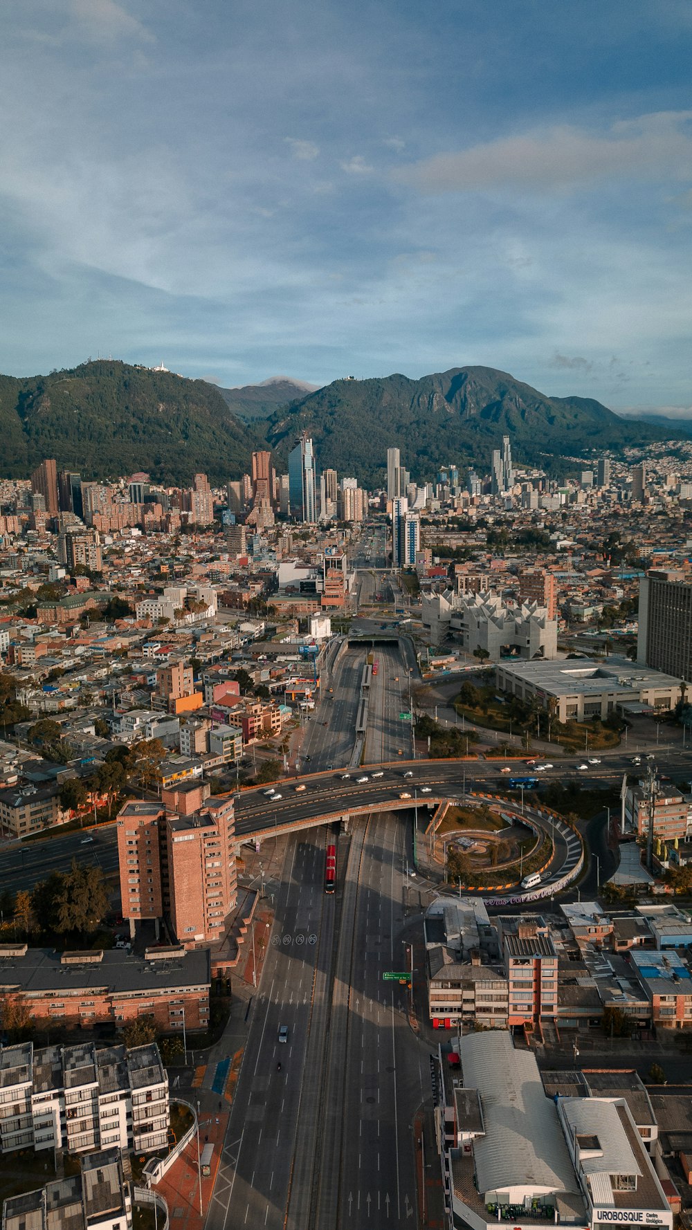 Una vista aérea de una ciudad con montañas al fondo