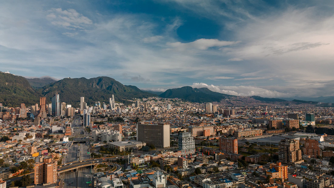 Vista panorámica de Bogotá con edificios y cerros al fondo