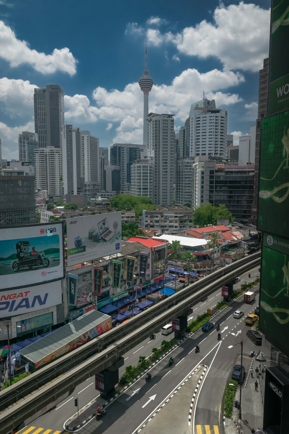 uma vista de uma cidade com um monte de edifícios altos