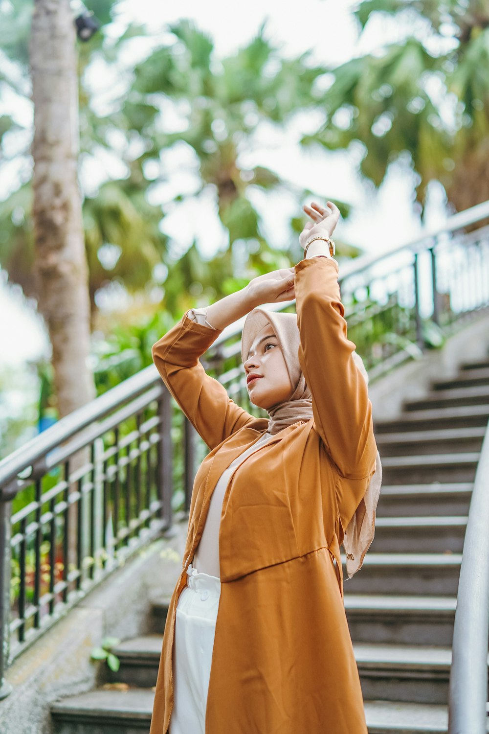 Una donna con un hijab è in piedi sulle scale