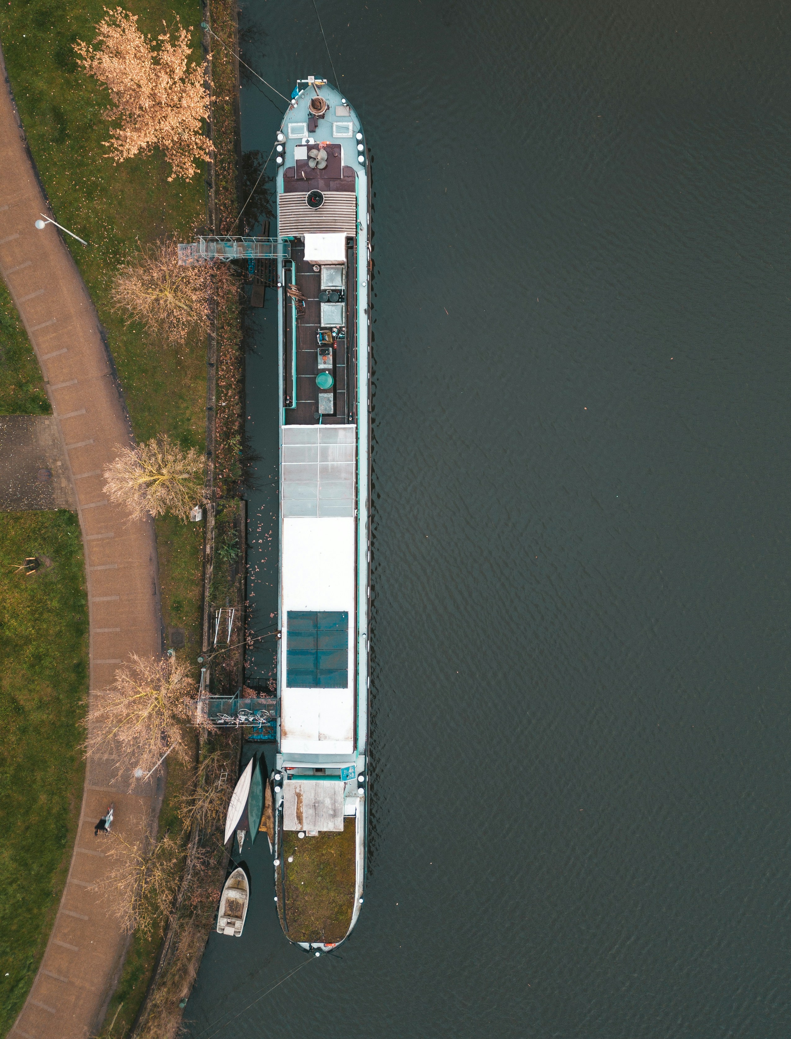 An aerial view of a boat in a body of water photo – Free Boat Image on ...