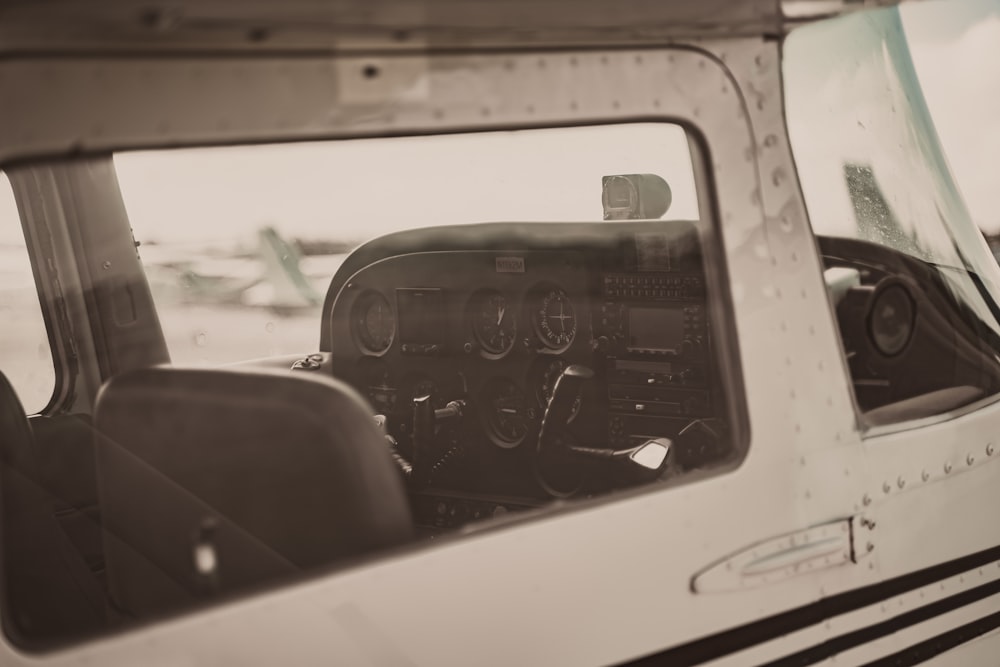 La cabina de un pequeño avión con un piloto en él