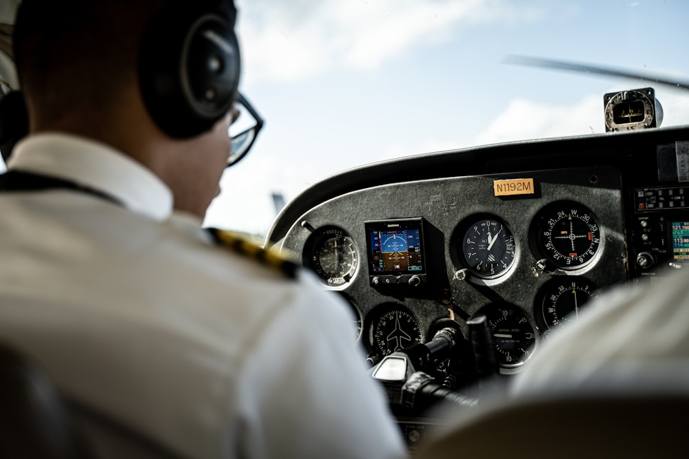 Ein Mann, der im Cockpit eines Flugzeugs sitzt