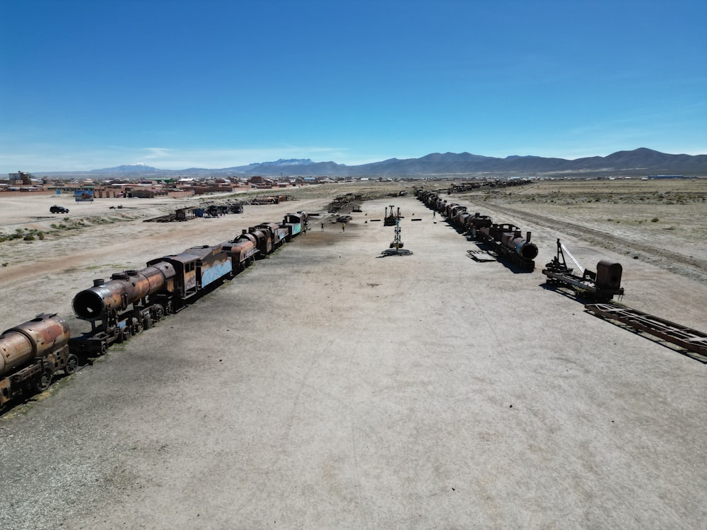 Un patio de trenes lleno de muchos vagones de tren
