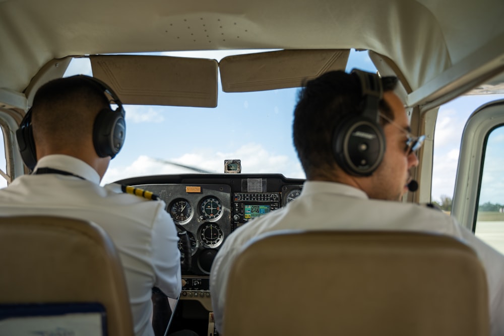 Dos pilotos sentados en la cabina de un avión