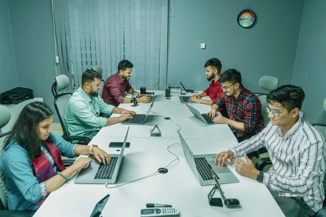 Equipo empresarial utilizando tecnología para coordinar su operación