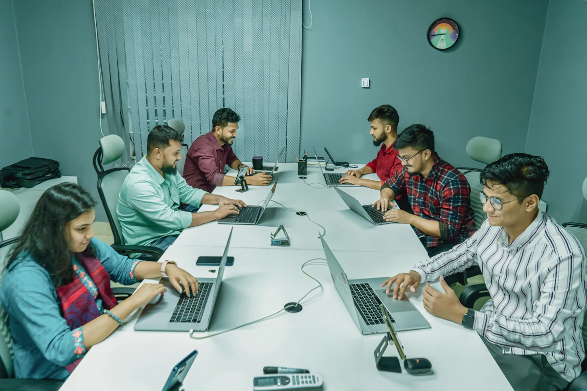 Equipo de una PYME gestionando facturación y contabilidad con Innova Soft Pro