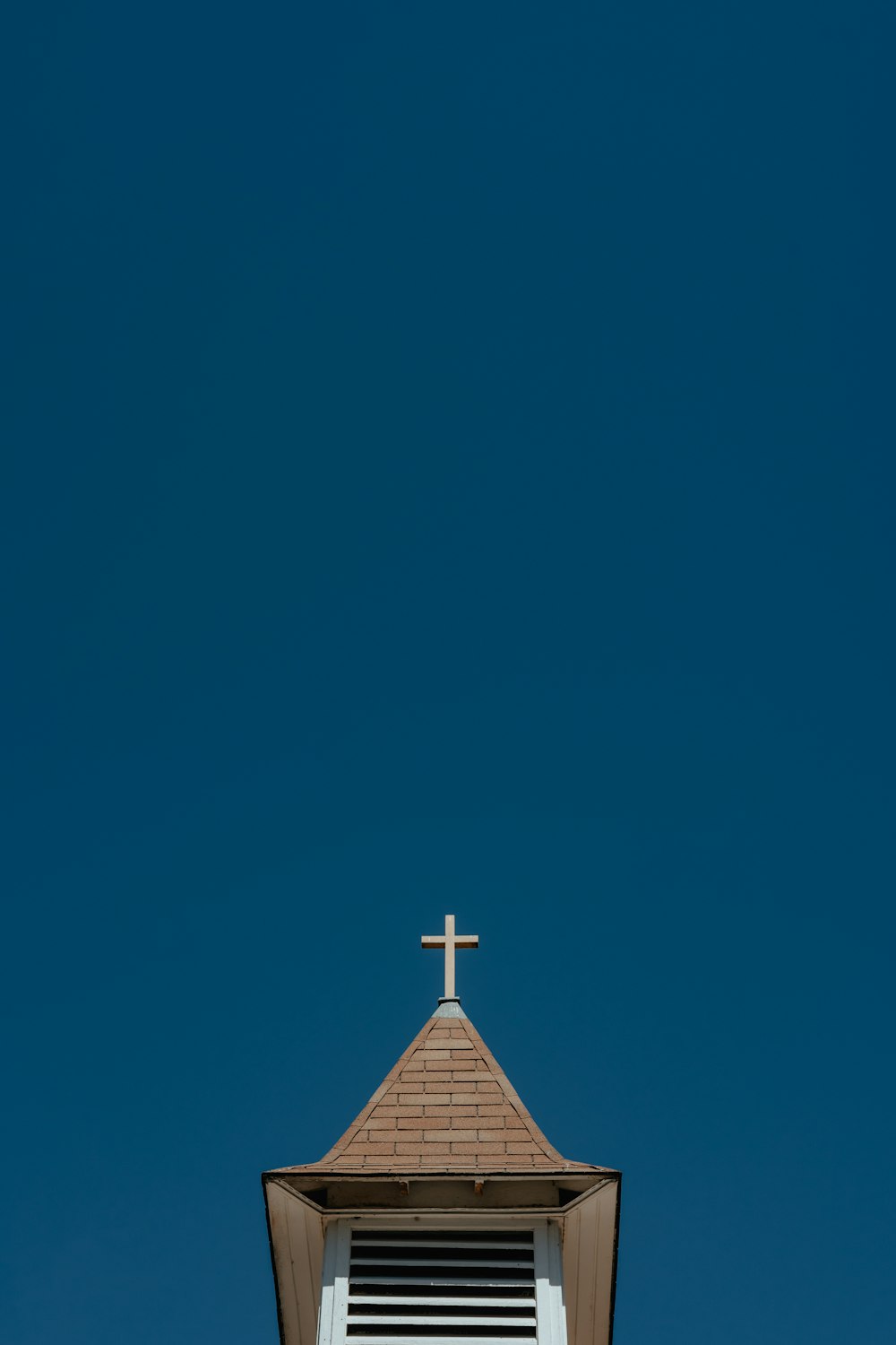 꼭대기에 십자가가있는 교회 첨탑