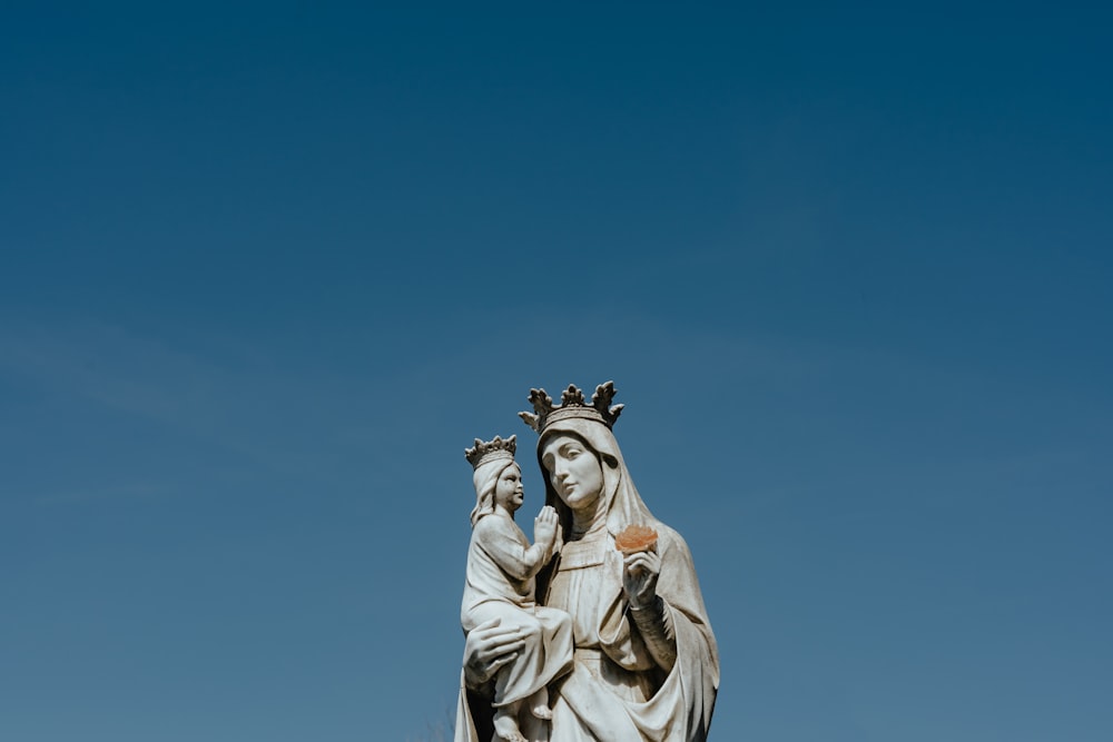 Una estatua de la Virgen María sosteniendo a un niño Jesús