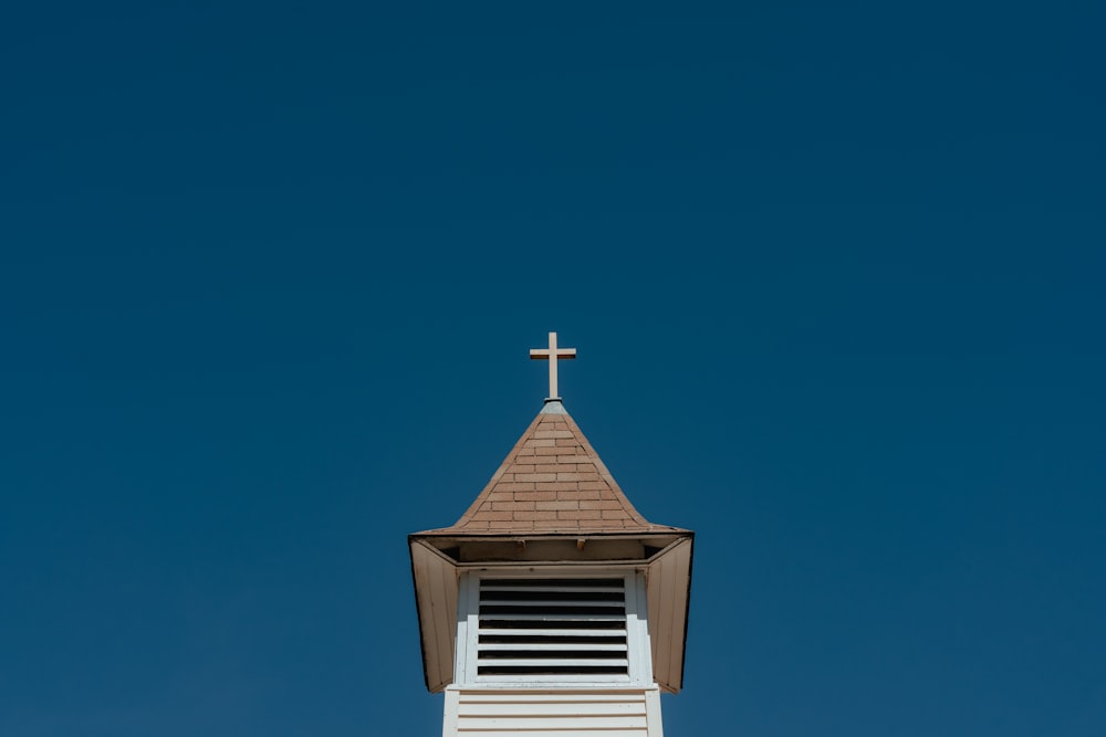 꼭대기에 십자가가있는 교회 첨탑