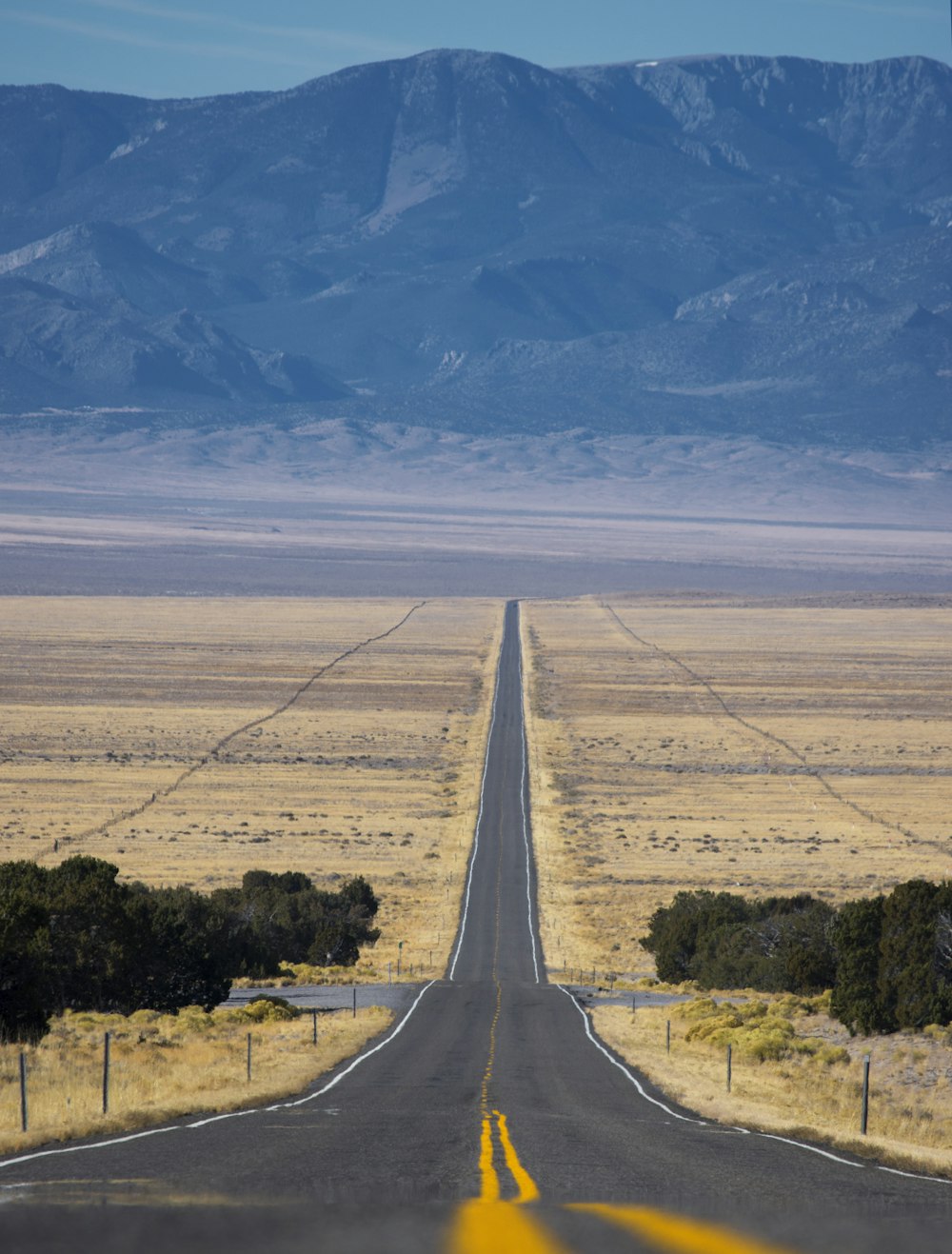 uma longa estrada reta no meio do deserto