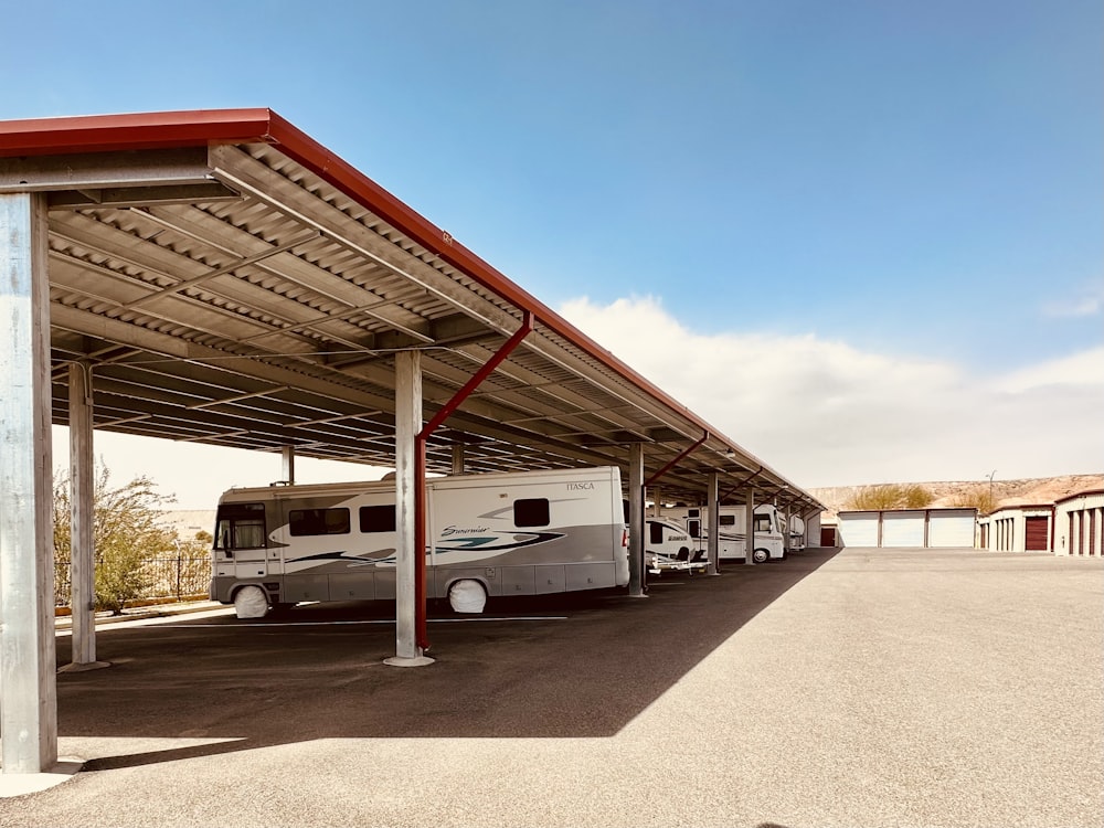 Una fila di camper parcheggiati in un parcheggio