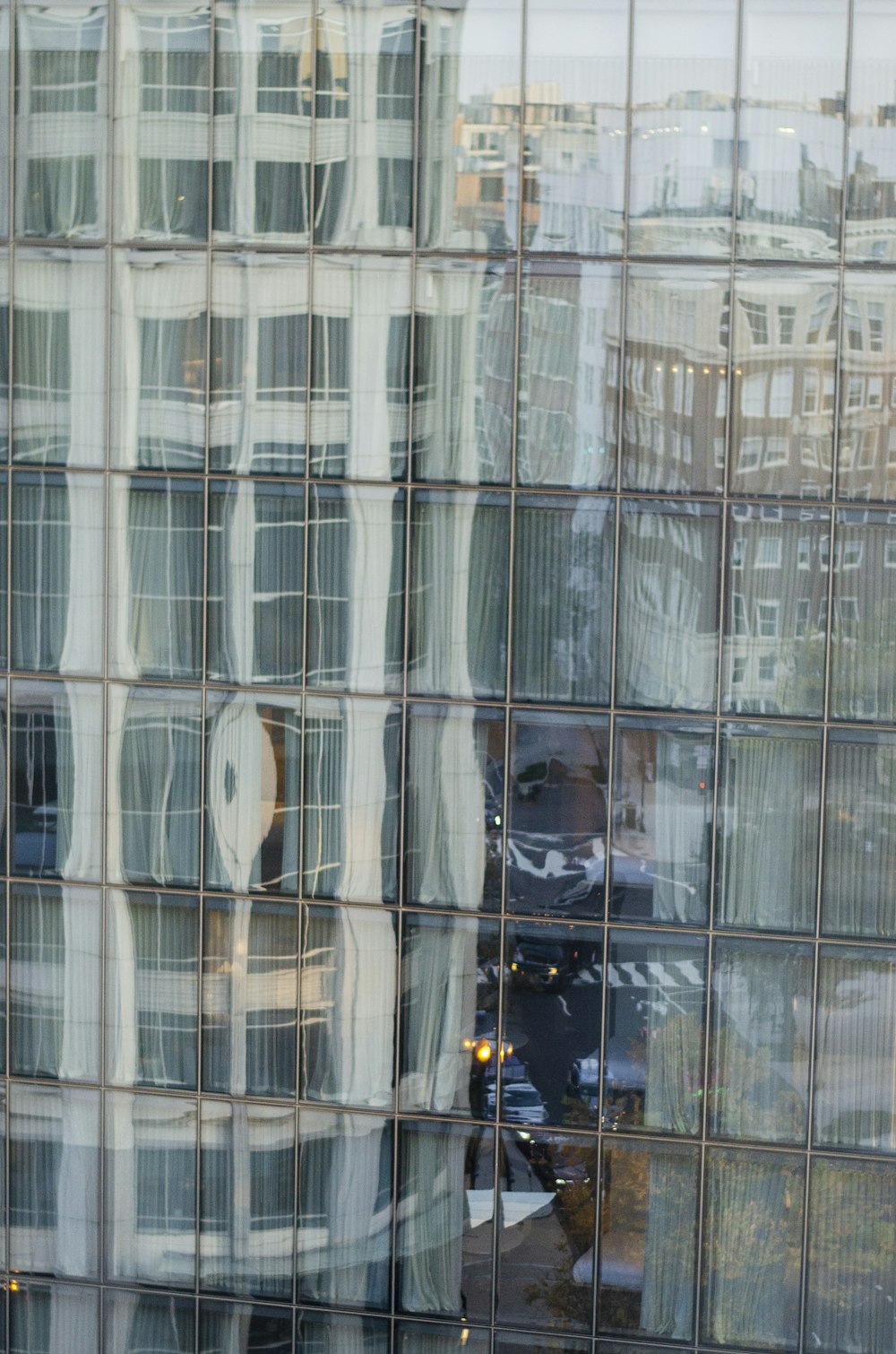 Un reflejo de un edificio en un edificio de vidrio