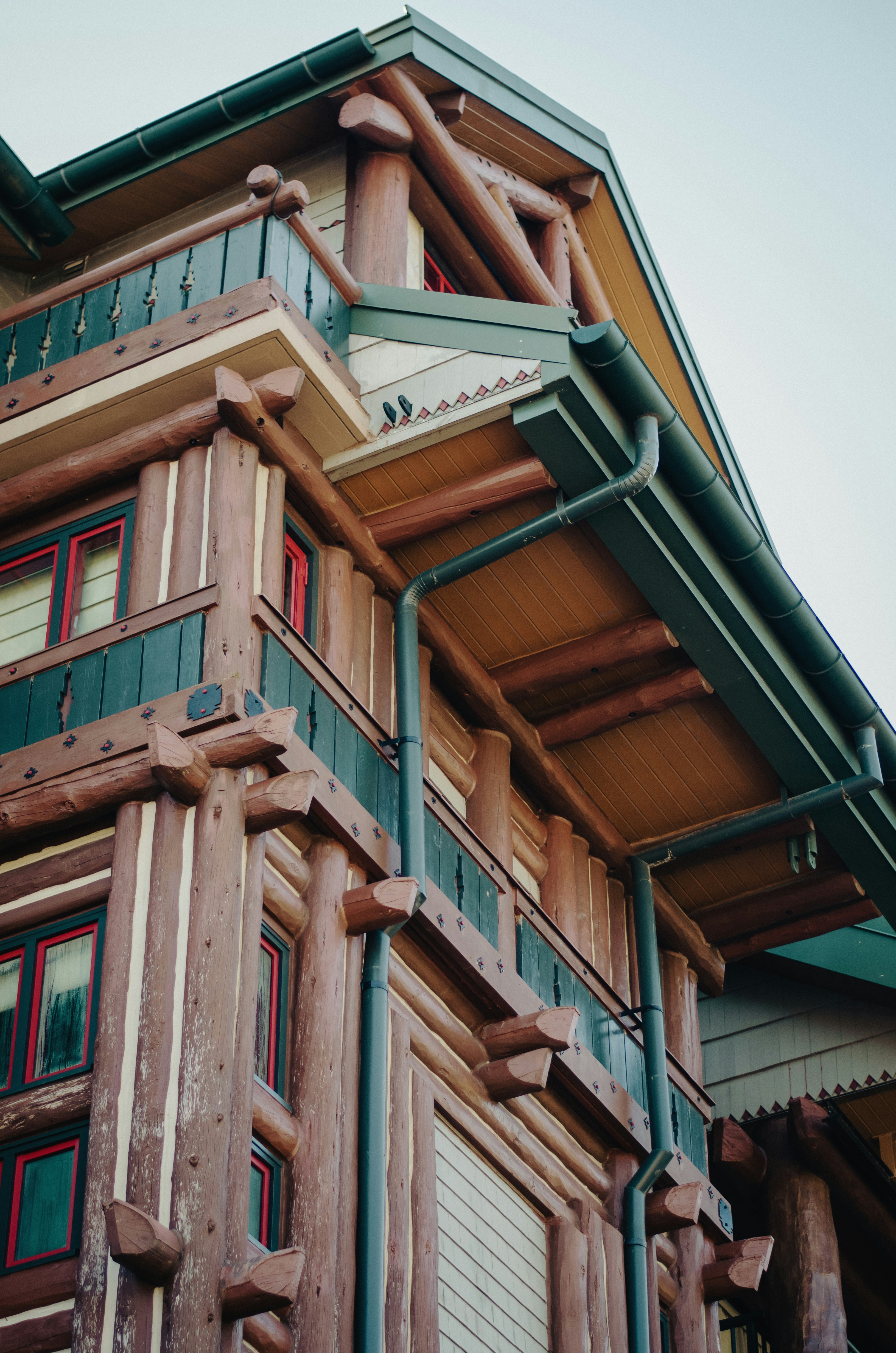 Un grand bâtiment en bois avec beaucoup de fenêtres