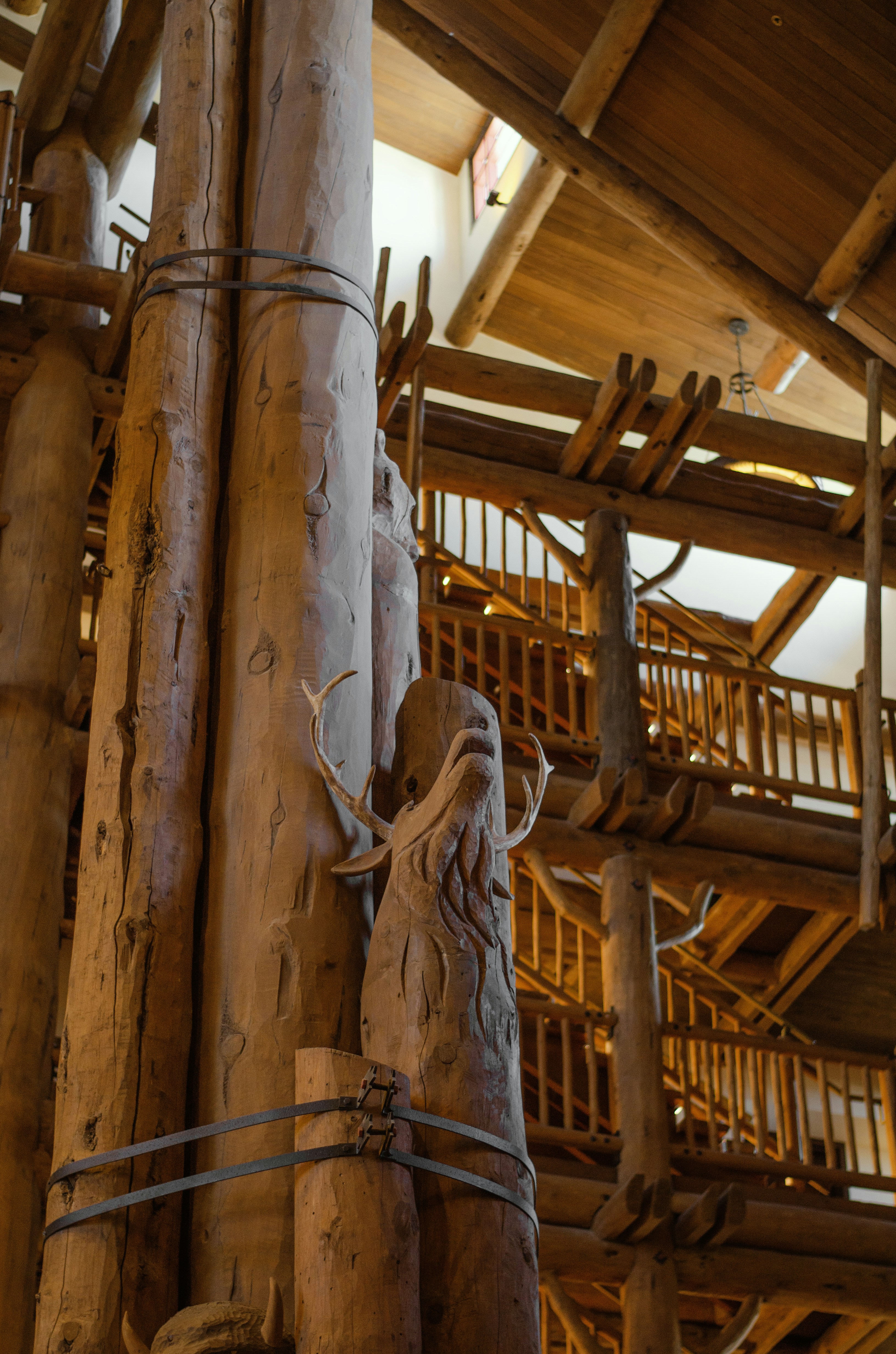 un gros plan d’une structure en bois faite de rondins