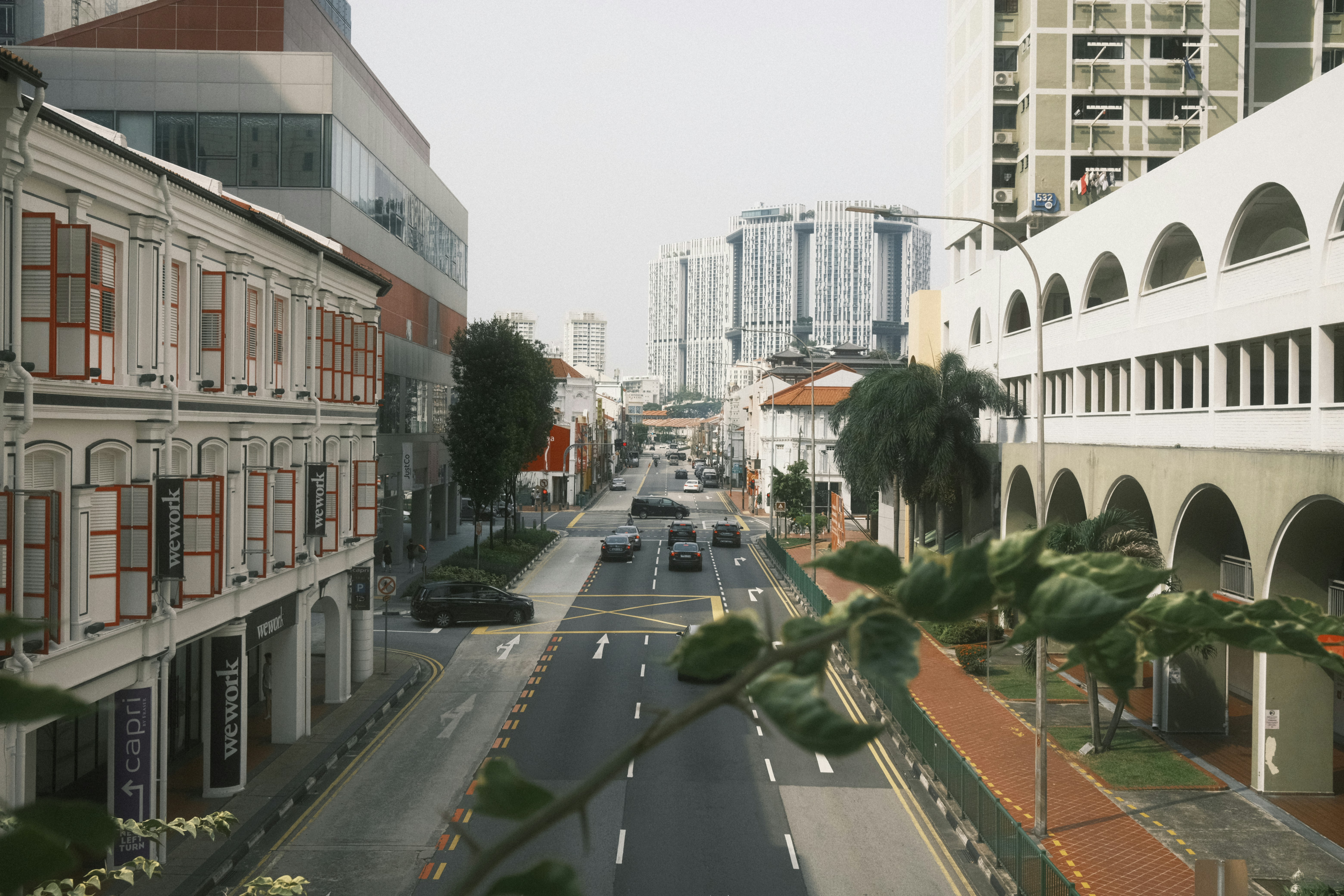Ein Blick auf eine Stadtstraße mit Gebäuden im Hintergrund